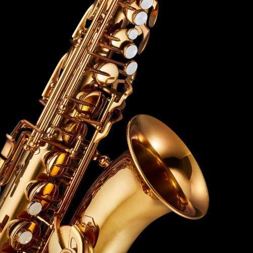 Gros plan sur un saxophone doré - apprendre le saxophone aux EAU avec des cours professionnels.