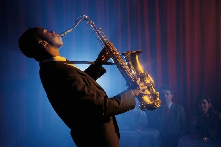 Saxophoniste se produisant à Dubaï avec un saxophone doré - image promotionnelle pour des cours privés de saxophone pour débutants.