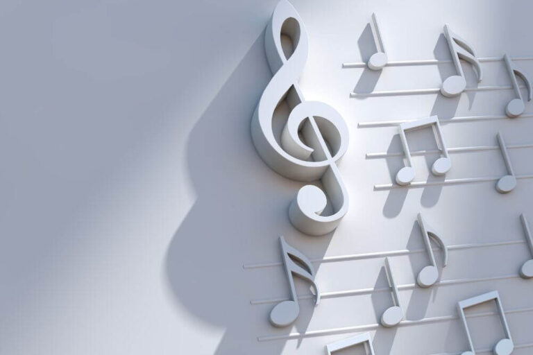 Clé de sol et notes de musique sur une portée illustrant la lecture de la musique pour les débutants en saxophone