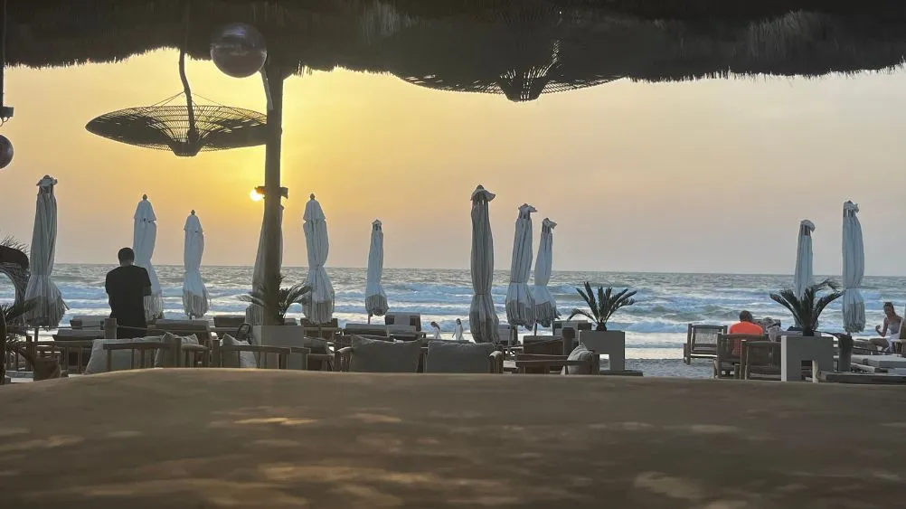 Cadre de brunch sur la plage au coucher du soleil à Dubaï - atmosphère parfaite pour le saxophone en direct ChrisOnSAX