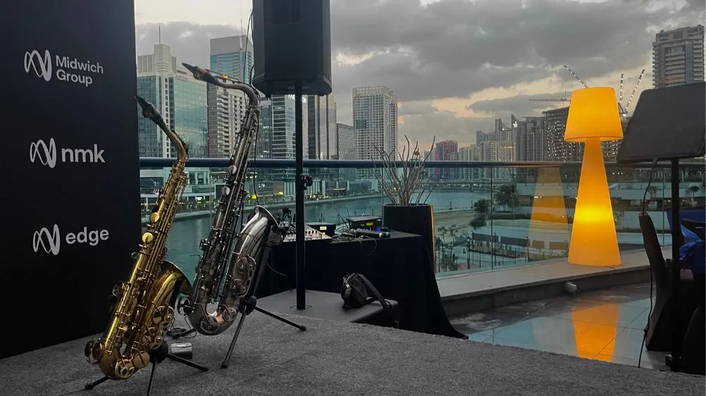 Deux saxophones prêts pour une performance live sur une terrasse sur le toit surplombant Business Bay Dubaï - ChrisOnSAX