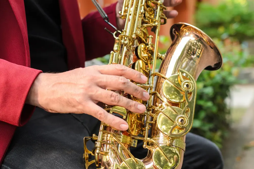 Le joueur de saxophone met les clés en main — méthode en ligne de Chris sur Sax