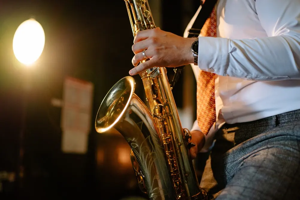 Un joueur de saxophone en action — Apprenez le saxophone en ligne grâce à une méthode structurée