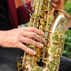 Le joueur de saxophone met les clés en main — méthode en ligne de Chris sur Sax