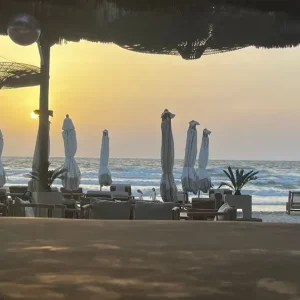 Cadre de brunch sur la plage au coucher du soleil à Dubaï - atmosphère parfaite pour le saxophone en direct ChrisOnSAX