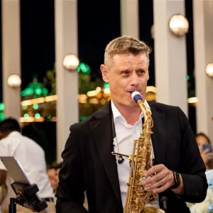 ChrisOnSAX, saxophoniste français, se produit en concert lors d'un événement raffiné à Dubaï